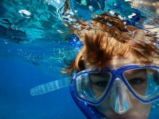 En pojke som snorklar