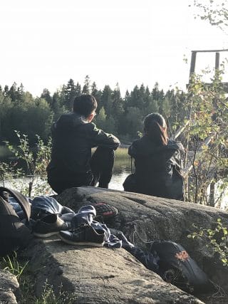 sittande personer på stenar