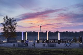 Kuvassa juoksentelee lapsia meren äärellä auringon laskiessa