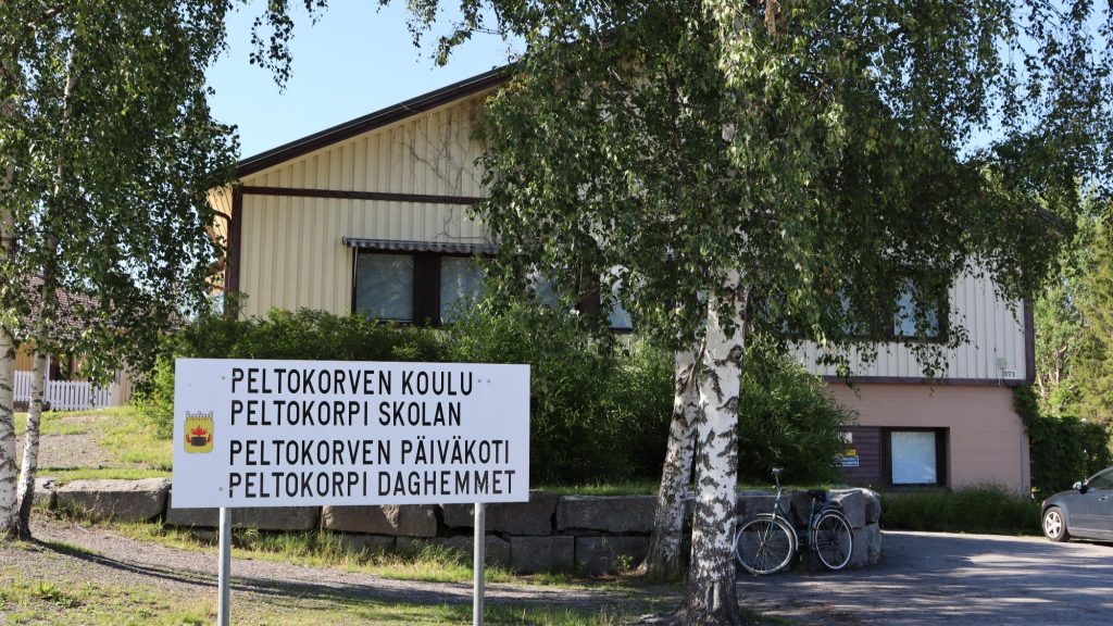 Kyltti "Peltokorven koulu, Peltokorven päiväkoti"
