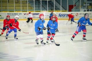 Kuvassa jääkiekkojunioreita Kokkolan jäähallissa