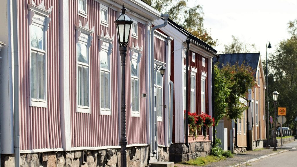 Vanhan kaupungin omakotitaloja. Lähimpänä on vaaleanpunainen, valkoisilla ikkunanpielillä varustettu talo, jonka edessä on vanha, musta lyhtypylväs.