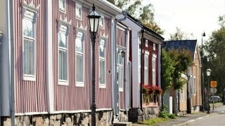 Vanhan kaupungin omakotitaloja. Lähimpänä on vaaleanpunainen, valkoisilla ikkunanpielillä varustettu talo, jonka edessä on vanha, musta lyhtypylväs.