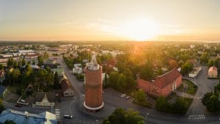 Yläviistosta otettu kuva, jonka etualalla on vanha vesitorni ja sen vieressä oleva Vartiolinna. Taustalla levittäytyy kaupunkinäkymä meren suuntaan