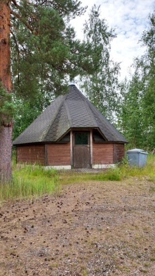 Kåtan vid Vähäjärvis skjutbana.