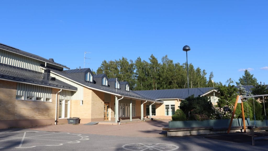 Ruotsalon koulu ulkopuolelta