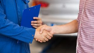 Två personer skakar hand