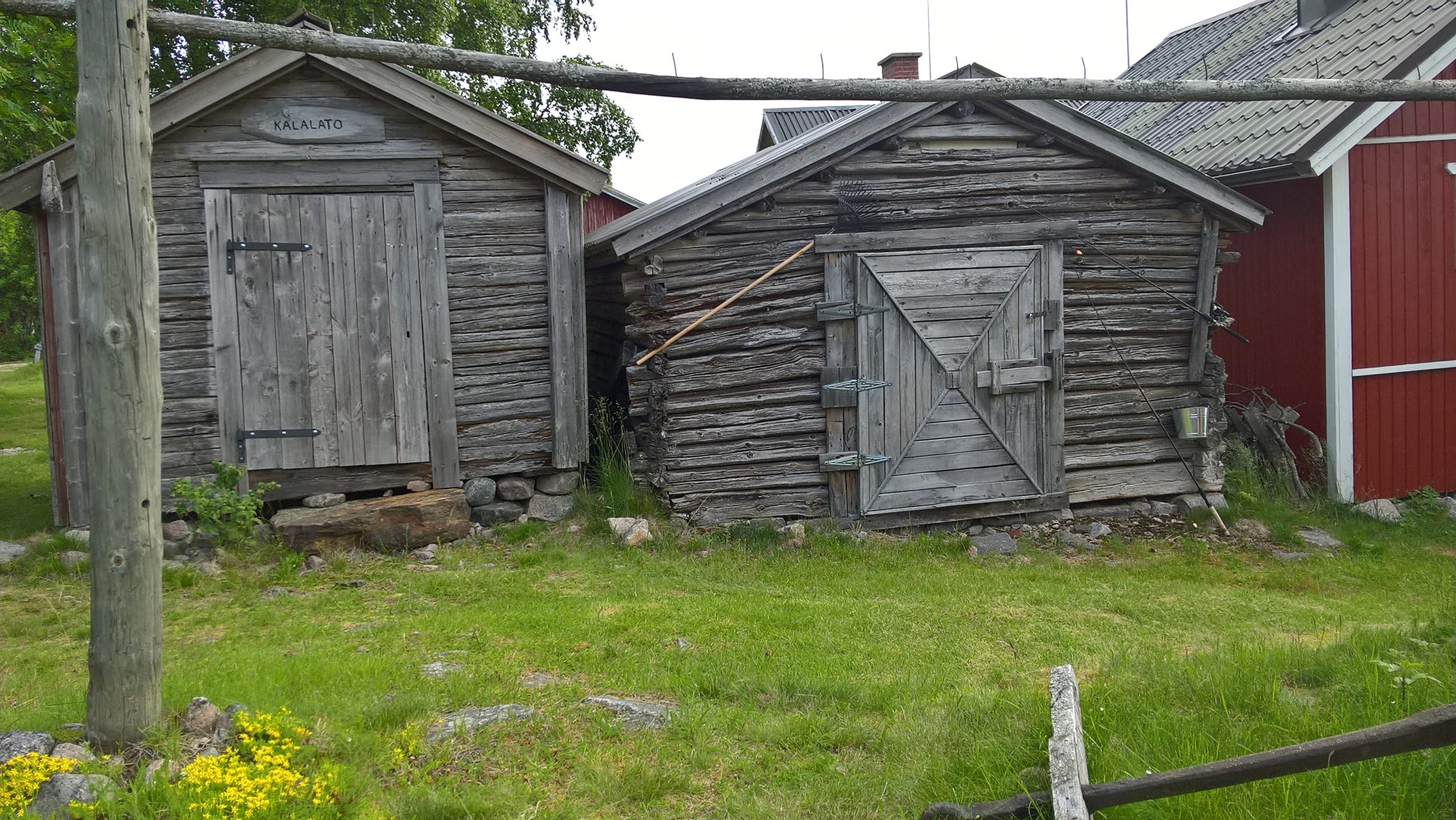 Kuvassa näkyy vanhoja, harmaahirsisiä aittoja.