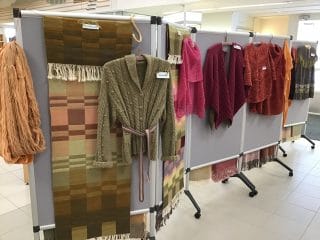Itse värjätystä langasta tehtyjä neuleita ja kudonnaisia