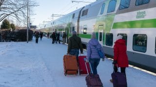 Människor går till tåget