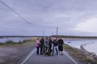 Människor på bron till Ohtakari.