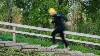 En man som springer uppför motionstrappor