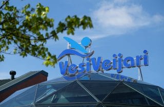 Kuvassa VesiVeijarin logo katolla ja sininen taivas