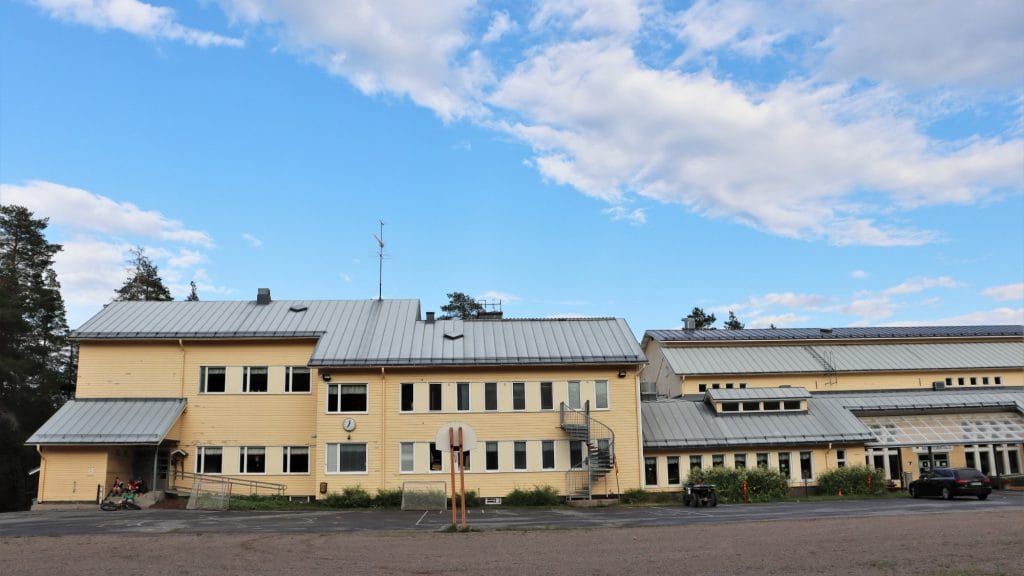 Rahkosen koulurakennus kesäpäivänä.