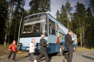 Kirjastoauto ja sieltä poistuvia asiakkaita