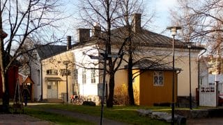Keltainen, ITE-museona tunnettu kivitalo aurinkoisena syyspäivänä.