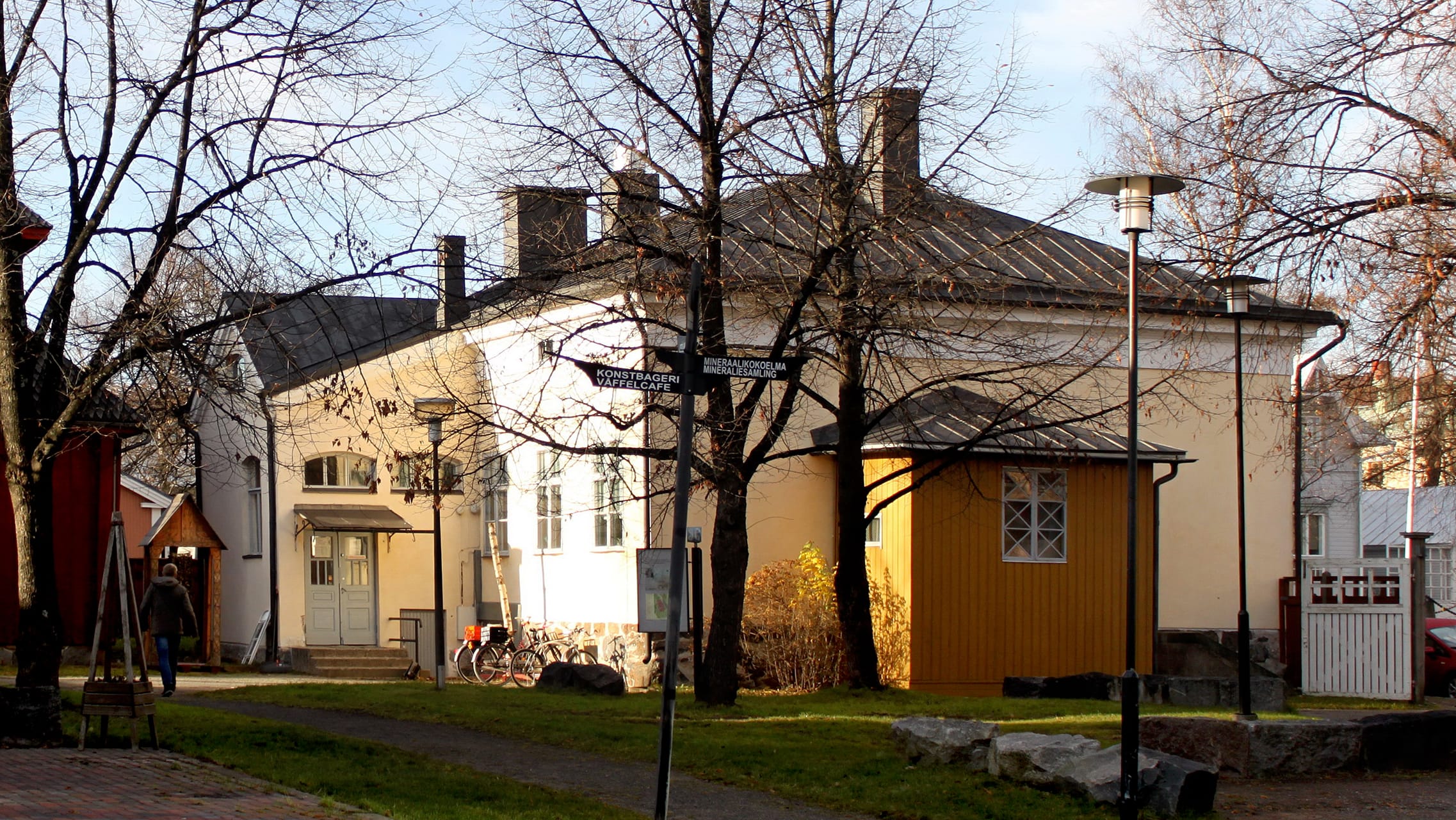 Keltainen, ITE-museona tunnettu kivitalo aurinkoisena syyspäivänä.