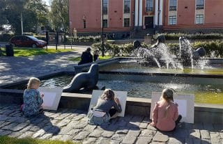 Lapsia piirtämässä ulkona