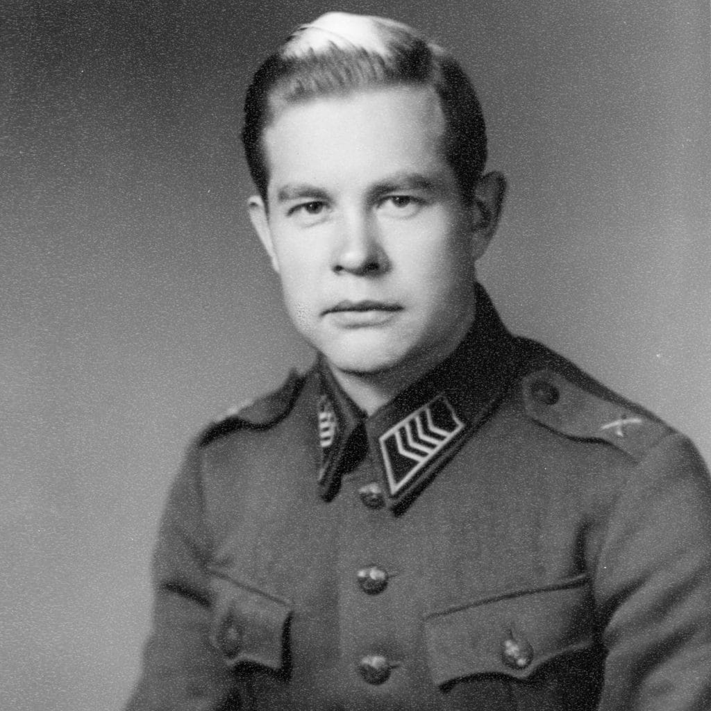 Salkio i militäruniform.