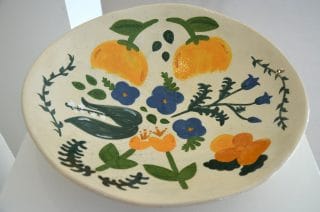 Värikäs keramiikka-astia.