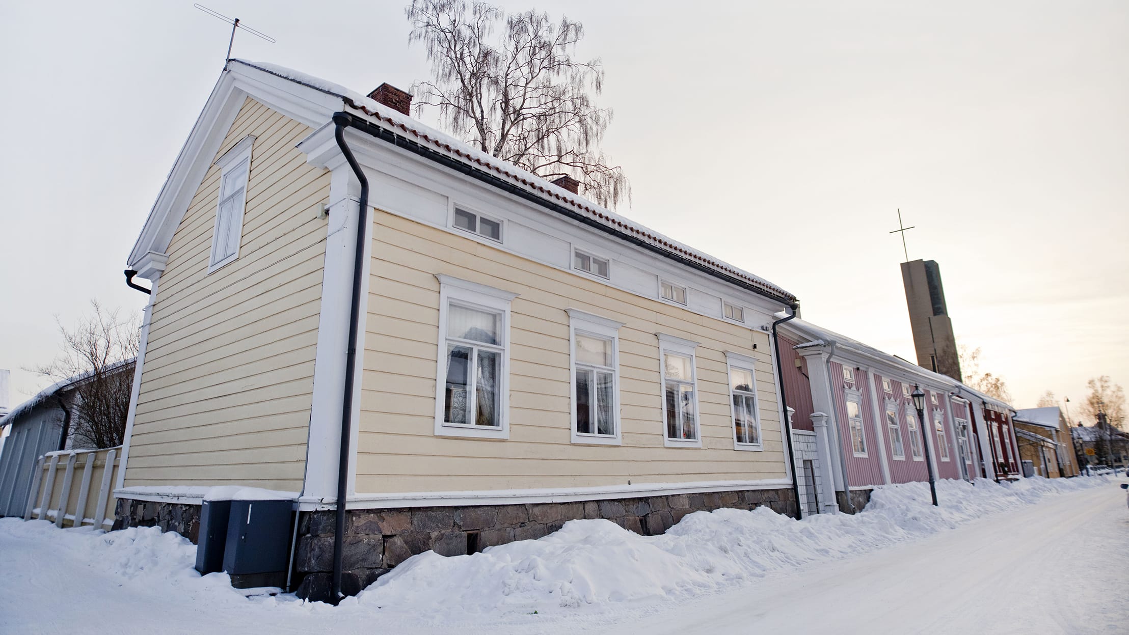 Kokkolan vanhaa kaupunkia talvella. Edustalla keltainen puutalo.