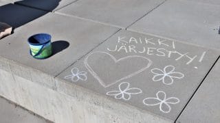 Laattoihin on kirjoitettu katuliiduilla "Kaikki järjestyy" sekä piirretty kukkia ja sydän.