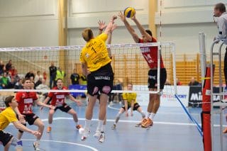 Lentopallon pelaajia Hollihaan liikuntahallissa