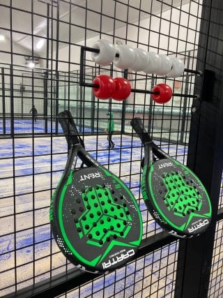 Kuvassa padelmailat ja kenttä