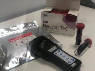 ATP-mätare och Hygicult-provburk.