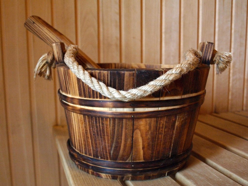 Kuvassa on puinen löylyämpäri