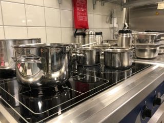 Ovanpå spisen många kastruller och GM-form