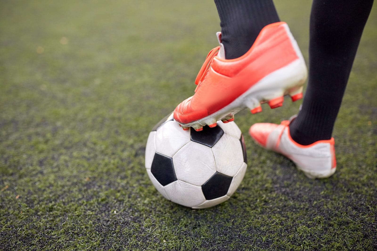 Fotbollsskor och fotboll