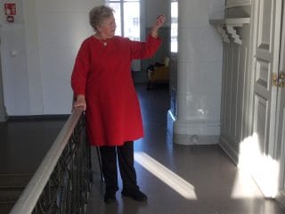 Nainen esittelee punaista tunikaa.