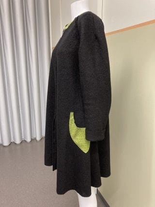 Naisen takki, tumma, vihreät taskut, sivukuva.