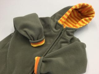 Lasten huppari, päällikangas yksivärinen fleece ja vuorikangas keltaraitainen trikoon.