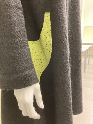 Naisen takki, yksityiskohtana tasku.