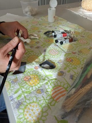 Nuken maalausta.
