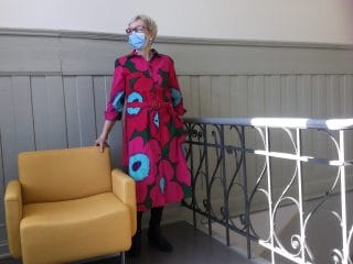 Nainen yllään unikkokankaasta tehty mekko.
