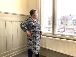 Naisen mustavalkoinen mekko pitkillä hihoilla.