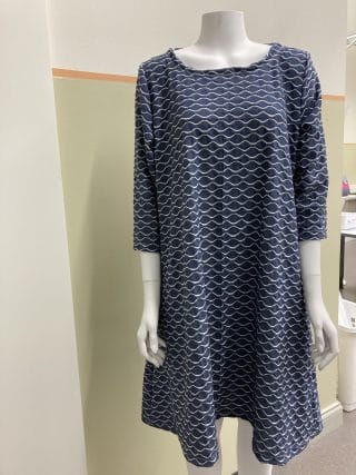 Naisen sininen mekko, valkoinen kuvio. 3/4-hihat.