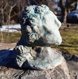 Keraaminen ihmisen päätä esittävä veistos.