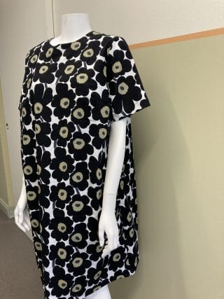 Naisen mekko marimekon unikko -kankaasta.