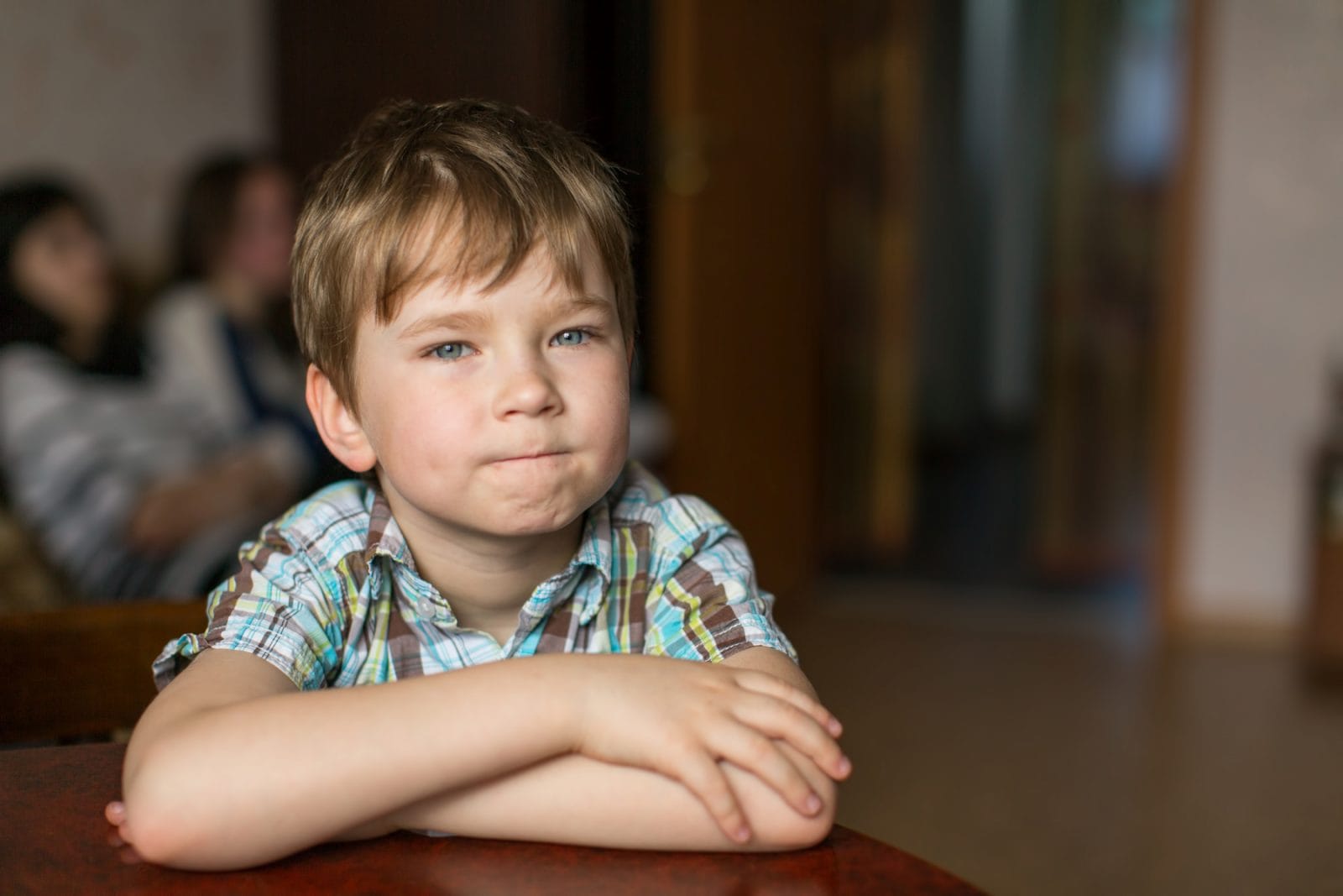 5-åring pojke tittar på