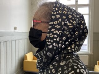 Naisen pusero; kaulus-huppu.