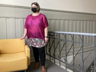 Naisen silkkihuivista valmistettu fuksianvärinen pusero.