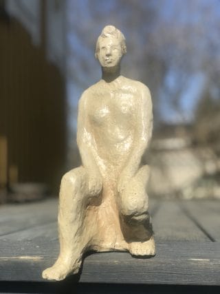 Naisveistos.