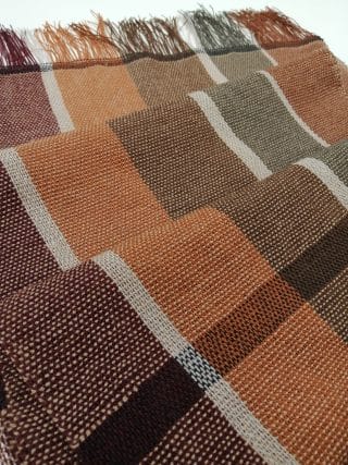 Kaitaliina, murretut sävyt punainen, oranssi, ruskea ja vihreä.