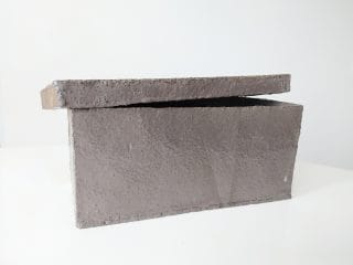 Keraaminen leipälaatikko.