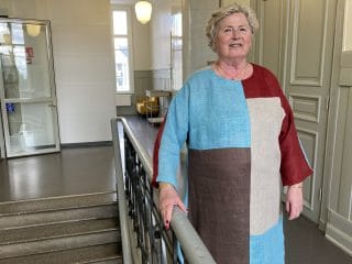 Naisen värikäs pellavamekko.