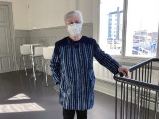 Naisen batikkikankaasta valmistettu takki, jossa borokirjailua.